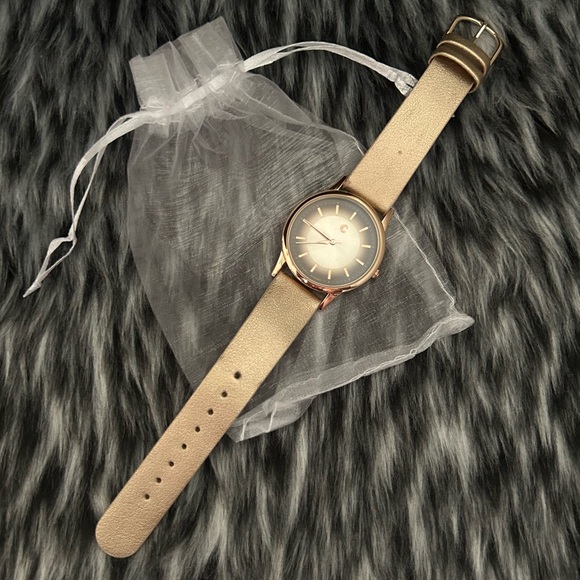 Gold Watch - Picture 1 of 3